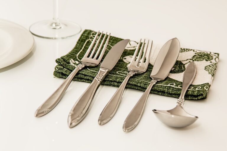 place setting, dinner, cutlery-1056286.jpg